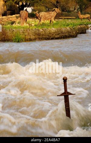 Dezember 2020 - Schwert im Fluss am Fuße der Cheddar Gorge in Somerset, England, Großbritannien Stockfoto