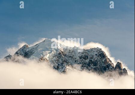 Starke Sturmwinde treiben Schneewolken um den Gipfel Der Aiguille Verte in Argentiere Chamonix Frankreich Stockfoto