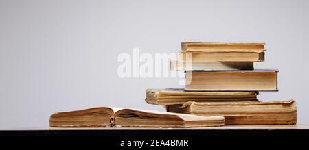 Stapel alter Bücher mit Lesezeichen auf Holztisch. Stockfoto