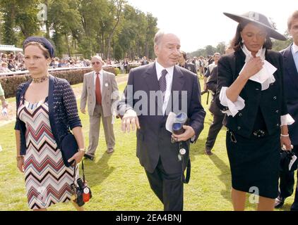 Ismaelien charismatischer Anführer Prinz Karim Aga Khan, seine Tochter Zahra und Betty Lagardere nehmen am 157th. Juni 12 2005 am Prix de Diane auf der Chantilly-Rennstrecke in der Nähe von Paris, Frankreich, Teil. Foto von Bruno Klein/ABACA. Stockfoto