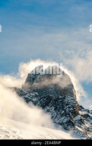 Starke Sturmwinde treiben Schneewolken um den Gipfel Der Les Drus in Argentiere Chamonix Frankreich Stockfoto