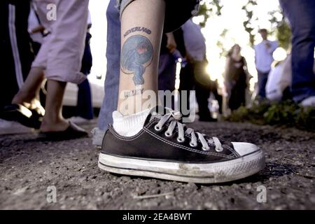 Katie Burrell (22) aus Arizona zeigt eine ihrer beiden Michael Jackson Tattoos vor der Neverland Ranch in Santa Ynez, CA, USA, nach dem endgültigen nicht schuldig Urteil. Foto von Jeff Clark/ABACA. Stockfoto