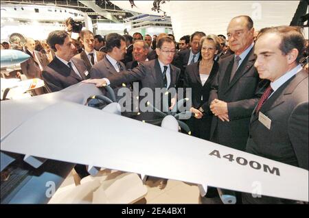 Airbus-CEO Noel Forgeard (c) zeigt dem französischen Verteidigungsminister Michele Alliot-Marie und dem französischen Präsidenten Jacques Chirac während der Eröffnung der Le Bourget Air Show 46th am 13. Juni 2005 in Le Bourget, Frankreich, ein Modell des Jahres A400M. Fotopool von Jacques Witt/ABACA. Stockfoto