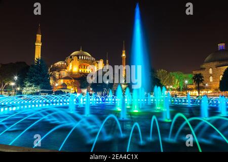 Ayasofya Museum (Hagia Sophia) im Sultan Ahmet Park in Istanbul, Türkei in einer schönen Sommernacht Stockfoto