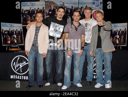 'Backstreet Boys Member (L-R) Howie Dorough, Kevin Richardson, A.J. McLean, Nick Carter und Brian Littrell treten am 14. Juni 2005 bei Virgin Megastore auf dem Times Square in New York, NY, auf, um Kopien ihres neuen Albums ''Never Gone'' zu unterzeichnen. Foto von Slaven Vlasic/ABACA' Stockfoto