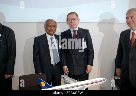 Airbus-CEO Noel Forgeard (r) und Indiens Jet Air Präsident Naresh Goyal (l) unterzeichnen am 14. Juni 2005 auf der "Paris Air Show" 46th oder "Salon du Bourget" in der Nähe von Paris einen Vertrag über 10 Airbus A330. Eine Ausstellung, die vom Airbus-Boeing-Handelskrieg dominiert wird, sowie von der Rückkehr der US-Firmen und der ersten "Ausstellung" des Supergiganten-Flugzeugs Airbus A380. Foto von Ammar Abd Rabbo/ABACA Stockfoto