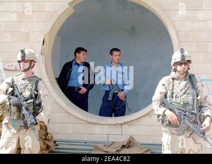 Soldaten der Charley Company, 1st Bataillon, 5th Infanterie-Regiment, 1st Brigade, 25th Infanterie-Division (Stryker Brigade Combat Team), beobachten von der Seite aus einen Polizeiaufhalt, 19. April 2005, Mosul, Irak. C Co. Foto von US Army/ABACA Stockfoto