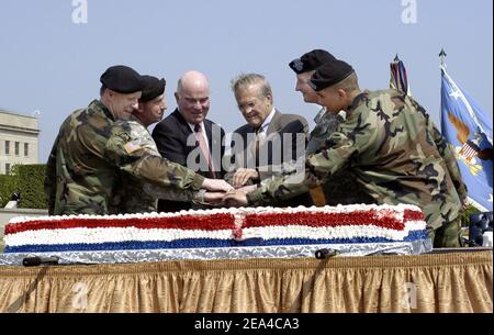 US-Verteidigungsminister Donald H. Rumsfeld (R) schließt sich dem US-Armeeminister Francis J. Harvey (Mitte, L) und US-Soldaten an, darunter Generalstabschef Peter Schoomaker (2nd R) und Sergeant Major der Army Kenneth O. Preston (2nd L) beim Schneiden der Geburtstagskuchen der Army in Washington DC, USA, am 14. Juni 2005. Die Geburtstagsfeier wurde auf dem Feld der Pentagon-Parade anlässlich des 230th. Jahrestages der Gründung des hochrangigen Militärdienstes gehalten. Foto von DOD via ABACA. Stockfoto