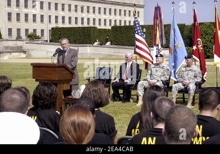 US-Verteidigungsminister Donald H. Rumsfeld (L) spricht am 14. Juni 2005 bei einer Pentagon-Zeremonie anlässlich des 230th. Jahrestages der Gründung der US-Armee in Washington DC, USA, vor dem Publikum. Rumsfeld schloss sich hochrangigen Armeebeamten an, darunter (von links nach rechts sitzend), Sekretär der Armee Francis J. Harvey, Stabschef General Peter J. Schoomaker und Sergeant Major der Armee Kenneth O. Preston für die Geburtstagsfeier. Foto von DOD via ABACA. Stockfoto