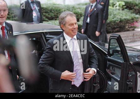 Der britische Premierminister Tony Blair kommt am 16. Juni 2005 zum Europäischen Gipfel in Brüssel, Belgien. Der Gipfel kommt zu einem Krisenpunkt für die EU, nachdem Frankreich und die Niederlande mit Nein zur Ratifizierung der vorgeschlagenen Europäischen Verfassung gestimmt haben. Foto von Bruno Klein/ABACA Stockfoto