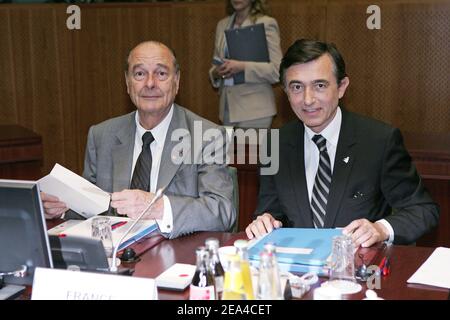 Der französische Präsident Jacques Chirac und der französische Außenminister Philippe Douste-Blazy zu Beginn des Europäischen Gipfels in Brüssel, Belgien, am 16. Juni 2005. Foto von Pool/ABACA Stockfoto