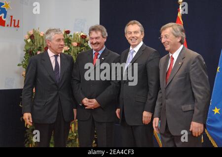 Der britische Premierminister Tony Blair (2nd R) und Außenminister Jack Straw (L) werden von Luxemburgs Premierminister Jean-Claude Juncker (R) und Luxemburgs Außenminister Jean Asselborn (2nd L) im Vorfeld eines Gipfeltreffens der Staats- und Regierungschefs der Europäischen Union am Sitz des Europäischen Rates in Brüssel, Belgien, begrüßt. Am 16. Juni 2005. Foto von Pool/ABACA Stockfoto