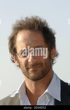 Der französische Schauspieler Vincent Lindon posiert am Strand während des Cabourg Romantic Days Film Festival 19th in Cabourg, Nordwest-Frankreich, am 18. Juni 2005, um seinen neuesten Film "La Moustache" zu präsentieren. Foto von Giancarlo Gorassini/ABACA Stockfoto