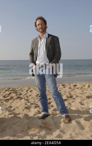 Der französische Schauspieler Vincent Lindon posiert am Strand während des Cabourg Romantic Days Film Festival 19th in Cabourg, Nordwest-Frankreich, am 18. Juni 2005, um seinen neuesten Film "La Moustache" zu präsentieren. Foto von Giancarlo Gorassini/ABACA Stockfoto