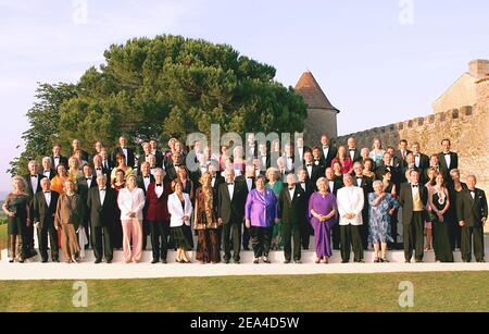 LVMH CEO und Chateau d'Yquem Besitzer Bernard Arnault und seine Frau Helene (Front, Center) posieren für ein nie zuvor gedagewesenes Bild mit den Besitzern der 80 Grands Crus Klassen, französische Weine klassifiziert nach einer Norm seit 1855, während einer Party im Chateau d'Yquem Anwesen organisiert, Südwestfrankreich, am 19. Juni 2005. Foto von Patrick Bernard/ABACA. Stockfoto