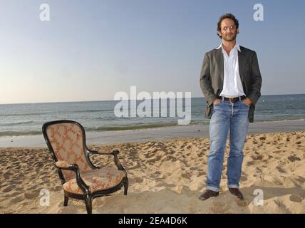 Der französische Schauspieler Vincent Lindon posiert am Strand während des Cabourg Romantic Days Film Festival 19th in Cabourg, Nordwest-Frankreich, am 18. Juni 2005, um seinen neuesten Film "La Moustache" zu präsentieren. Foto von Giancarlo Gorassini/ABACA Stockfoto