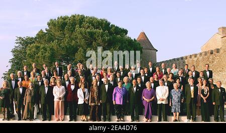 LVMH CEO und Chateau d'Yquem Besitzer Bernard Arnault und seine Frau Helene (Front, Center) posieren für ein nie zuvor gedagewesenes Bild mit den Besitzern der 80 Grands Crus Klassen, französische Weine klassifiziert nach einer Norm seit 1855, während einer Party im Chateau d'Yquem Anwesen organisiert, Südwestfrankreich, am 19. Juni 2005. Foto von Patrick Bernard/ABACA. Stockfoto