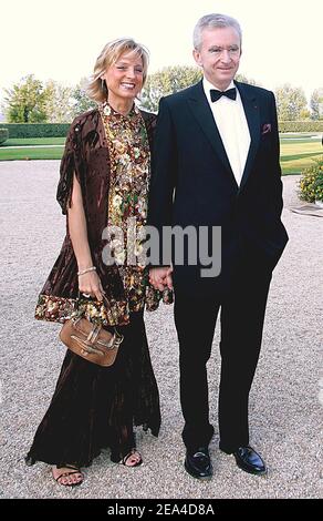 LVMH CEO und Chateau d'Yquem Eigentümer Bernard Arnault und seine Frau Helene posieren während einer Party mit den Besitzern der 80 "Grands Crus Klassen", französische große Weine nach einer Norm seit 1855 klassifiziert, auf dem Chateau d'Yquem Grundstück, Südwestfrankreich, am 19. Juni 2005. Foto von Patrick Bernard/ABACA. Stockfoto