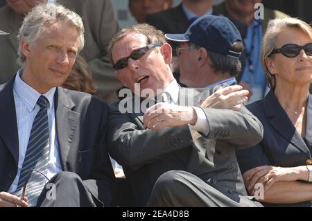 Der französische Premierminister Dominique de Villepin (L) und Airbus-CEO Noel Forgeard nehmen am 18. Juni 2005 an einer Flugvorführung Teil, während er die Paris Air Show 46th, bekannt als 'Salon du Bourget', in Le Bourget bei Paris, Frankreich, besuchte. Foto von Ammar Abd Rabbo/ABACA Stockfoto