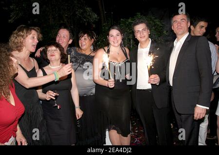 EXKLUSIV. (L-R) Regisseurin Marie-Pascale Osterrieth, Comic-Autorin Florence Cestac, Schauspieler Jean-Luc Lemoine und Michele Bernier, ihre Tochter Charlotte mit ihrem Freund und Bernier's Ex-Ehemann Bruno Gaccio nehmen an einer Party zur Feier der Veröffentlichung von "Le Demon de Midi" in "L'Etoile" in Paris, Frankreich, am 20. Juni 2005 Teil. Foto von Benoit Pinguet/ABACA. Stockfoto