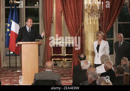 Der französische Präsident Jacques Chirac hält seine Rede im Elysee-Palast in Paris, Frankreich, am 23. Juni 2005, während eines Empfangs, an dem Verteidigungsminister Michele Alliot-Marie teilnahm, zum Gedenken an Charles de Gaulles Appell vom 18. Juni 1940 während des Zweiten Weltkriegs Foto von Mousse/ABACA Stockfoto