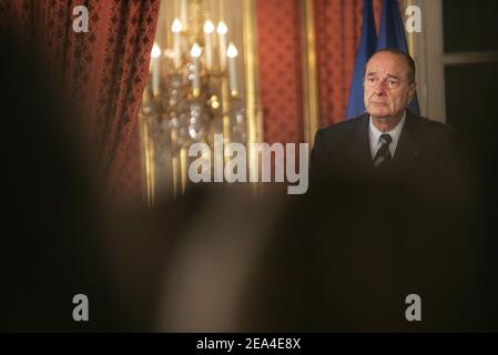 Der französische Präsident Jacques Chirac hält seine Rede während eines Empfangs im Elysee-Palast in Paris, Frankreich, am 23. Juni 2005, zum Gedenken an Charles de Gaulles Appell vom 18. Juni während des Zweiten Weltkriegs Foto von Mousse/ABACA Stockfoto