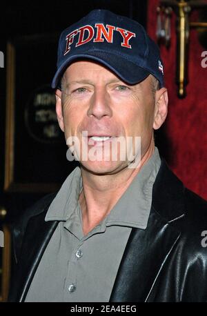 Der Schauspieler Bruce Willis kommt bei der US-Premiere von "war of the Worlds" an, die dem amerikanischen Roten Kreuz zugute kommt und am 23. Juni 2005 im Ziegfeld Theatre in New York, NY, stattfand. Foto von Slaven Vlasic/ABACA. Stockfoto