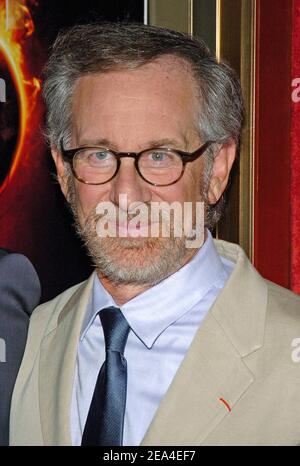 Regisseur Steven Spielberg kommt zur US-Premiere von "war of the Worlds", die dem amerikanischen Roten Kreuz zugute kommt, die am 23. Juni 2005 im Ziegfeld Theater in New York, NY, stattfand. Foto von Slaven Vlasic/ABACA. Stockfoto
