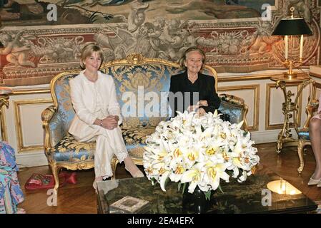 Die französische First Lady Bernadette Chirac (R) empfängt am 25. Juni 2005 im Elysee Palast die salvadorianische First Lady, Antonio Saca's Frau. Foto von Mousse/ABACA. Stockfoto