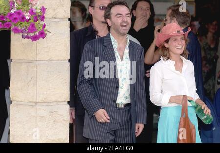 Maureen Dor nimmt an der Hochzeit des französischen Schauspielers Bruno Solo ( Lassalle) und Veronique Clochepin im Rathaus von Saint-Germain-Les-Corbeil, Frankreich, am 24. Juni 2005 Teil. Foto von Bruno Klein/ABACA. Stockfoto