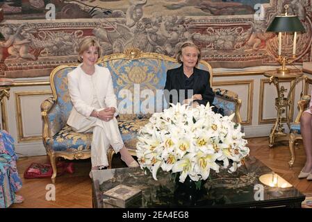 Die französische First Lady Bernadette Chirac (R) empfängt am 25. Juni 2005 im Elysee Palast die salvadorianische First Lady, Antonio Saca's Frau. Foto von Mousse/ABACA. Stockfoto