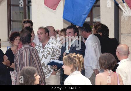 Hochzeit des französischen Schauspielers Bruno Solo ( Lassalle) und Veronique Clochepin im Rathaus von Saint-Germain-Les-Corbeil, Frankreich am 24. Juni 2005. Foto von Bruno Klein/ABACA. Stockfoto