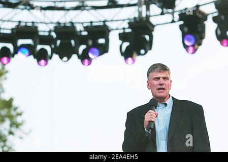 Billy Grahams Sohn Franklin Graham spricht am zweiten Tag des Billy Graham Crusade im Großraum New York am 25. Juni 2005 mit Verehrern. Dieser Kreuzzug findet vom 24. Bis 26. Juni 2005 im Flushing Meadows Corona Park, Queens, NY, statt und ist wahrscheinlich Billy Grahams letzter in den Vereinigten Staaten.Er erwartet, dass Tausende von Menschen an der dreitägigen Veranstaltung teilnehmen werden. Foto von William Gratz/ABACA Stockfoto