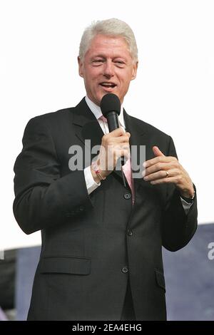 Der ehemalige Präsident der Vereinigten Staaten, Bill Clinton, besucht den zweiten Tag des Greater New York Billy Graham Crusade am 25. Juni 2005. Dieser Kreuzzug findet vom 24. Bis 26. Juni 2005 im Flushing Meadows Corona Park, Queens, NY, statt und ist wahrscheinlich Billy Grahams letzter in den Vereinigten Staaten.Er erwartet, dass Tausende von Menschen an der dreitägigen Veranstaltung teilnehmen werden. Foto von William Gratz/ABACA Stockfoto