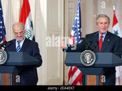 US-Präsident George W. Bush nimmt an einer gemeinsamen Pressekonferenz mit dem irakischen Premierminister Ibrahim Jaafari im Weißen Haus am 24. Juni 2005 in Washington, DC, USA Teil. Bush und Jaafari haben sich zusammengetan, um die Unterstützung für den von den USA geführten Krieg im Irak zu verstärken, als die Nachricht herauskam, dass ein Selbstmordattentäter mindestens zwei US-Marineinfanteristen in Falludscha getötet hatte. Foto von Olivier Douliery/ABACA Stockfoto