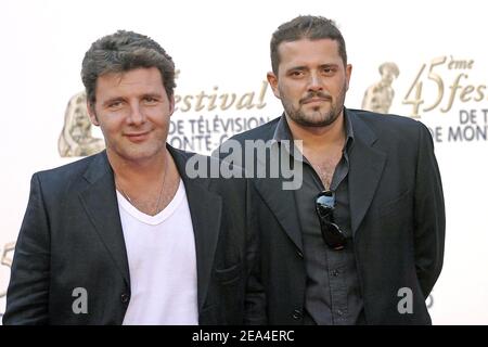 Philippe Lellouche und Philippe Cura von "Camera Cafe" nehmen an der Eröffnungsfeier des Monte-Carlo Television Festivals 45th in Monaco am 26. Juni 2005 Teil. Foto von Gerald Holubowicz/ABACA. Stockfoto