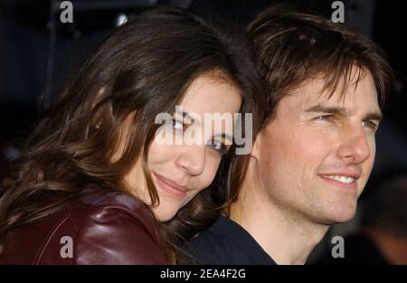 Die Hollywood-A-Listers Tom Cruise und Katie Holmes scheiden sich und beenden damit eine fünfjährige Ehe. Das Büro des berühmten Scheidungsanwalts Jonathan Wolfe bestätigte die Scheidung am 29. Juni 2012. "Das ist eine persönliche und private Angelegenheit", sagte er in einer Erklärung. Sie haben eine sechsjährige Tochter, Suri, und Cruise, 49, hat zwei Kinder aus seiner Ehe mit Nicole Kidman. Cruise heiratete Holmes, 33, seine dritte Frau, im November 2006 in einem italienischen Schloss. Datei Foto : die US-Schauspieler Tom Cruise und Katie Holmes besuchen die Fanvorführung "war of the Worlds" im Chinese Theatre in Hollywood. Los Angeles Stockfoto