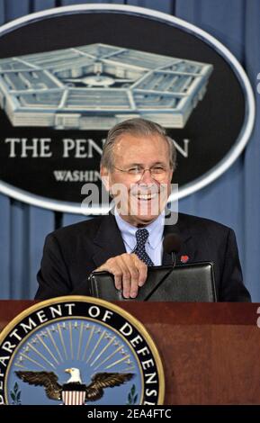 Verteidigungsminister Donald H. Rumsfeld antwortet auf die Fragen des Reporters während einer Pressekonferenz mit dem kommandierenden General, Multi-National Force-Iraq General George W. Casey über die US-Militärstrategie im Irak im Pentagon, 27. Juni 2005. DoD-Foto von Tech. Sgt. Cherie A. Thurlby, US Air Force/ABACAPRESS.COM Stockfoto