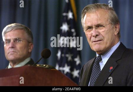 Verteidigungsminister Donald H. Rumsfeld, rechts, antwortet auf die Fragen des Reporters während einer Pressekonferenz mit dem kommandierenden General, Multi-National Force-Iraq General George W. Casey über die US-Militärstrategie im Irak im Pentagon, 27. Juni 2005. DoD-Foto von Tech. Sgt. Cherie A. Thurlby, US Air Force/ABACAPRESS.COM Stockfoto
