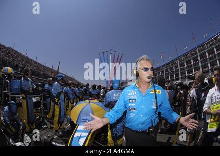 Renault F1 Teamchef Flavio Briatore aus Italien am 3. Juli 2005 vor dem Grand Prix von Frankreich auf der Magny Cours-Strecke in Zentralfrankreich, als die 'Patrouille de France' die Strecke überfliegt. Renault Fernando Alonso aus Spanien gewann das Rennen vor McLaren's Kimi Räikkönen aus Finnland auf dem zweiten Platz und Ferrari's Michael Schumacher aus Deutschland, der den dritten Platz belegte. Foto von Thierry Gromik/ABACAPRESS.COM Stockfoto