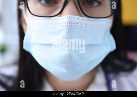 Porträt der Frau in schützende medizinische Maske und Brille Stockfoto