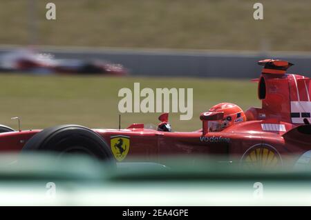 Ferrari's Michael Schumacher aus Deutschland steuert seine Formel 1 während des Grand Prix von Frankreich auf der Magny Cours Rennstrecke, Mittelfrankreich, am 3. Juli 2005. Renault Fernando Alonso gewann das Rennen vor McLaren's Kimi Räikkönen aus Finnland auf dem zweiten Platz und Michael Schumacher auf dem dritten Platz. Foto von Thierry Gromik/ABACAPRESS.COM Stockfoto