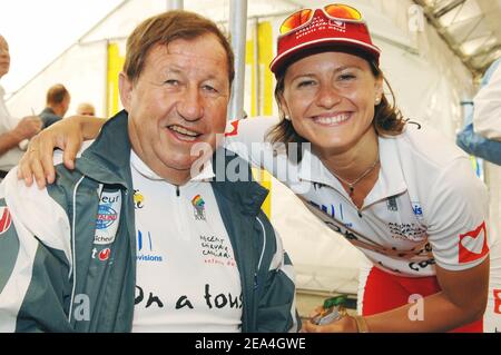 EXKLUSIV. Der ehemalige französische Fußballtrainer Guy Roux und die ehemalige französische Schwimmerin Roxana Maracineanu nehmen am karitativen Rennen "L'Etape du Coeur" vor der Tour de France 4th zwischen Tours und Blois für den Verein "Mecenat Chirurgie Cardiaque" am 5. Juli 2005 Teil. Foto von Nicolas Gouhier/Cameleon/ABACAPRESS.COM Stockfoto