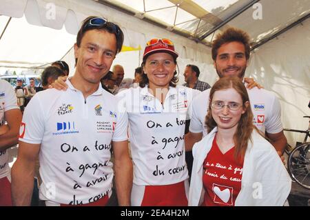 EXKLUSIV. Der französische Ski-Champion Franck Picard mit der französischen Ex-Schwimmerin Roxana Maracineanu und dem französischen Tennismann Arnaud Clement nehmen am karitativen Rennen 'L'Etape du Coeur' vor der Tour de France 4th zwischen Tours und Blois für den Verein 'Mecenat Chirurgie Cardiaque' am 5. Juli 2005 Teil. Foto von Nicolas Gouhier/Cameleon/ABACAPRESS.COM Stockfoto