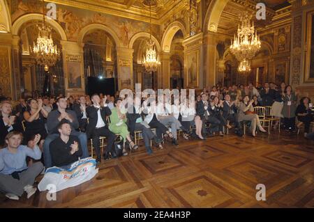 Ein großes Publikum hört im Hotel de Ville von Paris um drei Uhr morgens auf einer Großleinwand live auf T.V, Paris Bürgermeister Bertrand Delanoe hält seine Rede bei der Paris-Stadtpräsentation im Raffles City Convention Center in Singapur am 6. Juli 2005. Das Internationale Olympische Komitee wird später am Tag darüber abstimmen, ob London, Paris, New York, Madrid oder Moskau die Olympischen Spiele 2012 ausrichten werden. Foto von Christophe Guibbaud/Cameleon/ABACAPRESS.COM Stockfoto