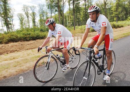 EXKLUSIV. Der französische ehemalige Radsportmeister Richard Virenque und der französische ehemalige Fußballtrainer Guy Roux nehmen am karitativen Rennen "L'Etape du Coeur" vor der Tour de France 4th zwischen Tours und Blois für den Verein "Mecenat Chirurgie Cardiaque" am 5. Juli 2005 Teil. Foto von Nicolas Gouhier/Cameleon/ABACAPRESS.COM Stockfoto