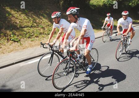 EXKLUSIV. Der französische ehemalige Radsportmeister Richard Virenque und der französische Skifahrer Franck Picard nehmen am 4th. Juli 2005 am karitativen Rennen "L'Etape du Coeur" vor der Tour de France 5 zwischen Tours und Blois für den Verein "Mecenat Chirurgie Cardiaque" Teil. Foto von Nicolas Gouhier/Camelon/ABACAPRESS.COM Stockfoto