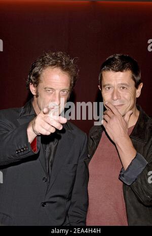 Der französische Regisseur Emmanuel Carrere (R) und das Schauspieler-Mitglied Vincent Lindon posieren bei der Premiere von "La Moustache", die am 5. Juli 2005 im Publicis Cinema in Paris, Frankreich, stattfand. Foto von Giancarlo Gorassini/ABACAPRESS.COM. Stockfoto