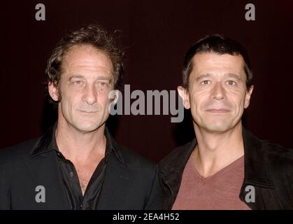 Der französische Regisseur Emmanuel Carrere (R) und das Schauspieler-Mitglied Vincent Lindon posieren bei der Premiere von "La Moustache", die am 5. Juli 2005 im Publicis Cinema in Paris, Frankreich, stattfand. Foto von Giancarlo Gorassini/ABACAPRESS.COM. Stockfoto