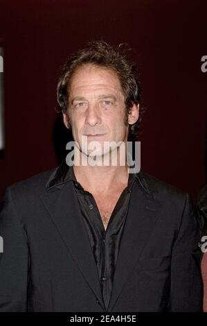 Darsteller Vincent Lindon posiert bei der Premiere von Emmanuel Carreres Film "La Moustache", der am 5. Juli 2005 im Publicis Cinema in Paris, Frankreich, stattfand. Foto von Giancarlo Gorassini/ABACAPRESS.COM. Stockfoto